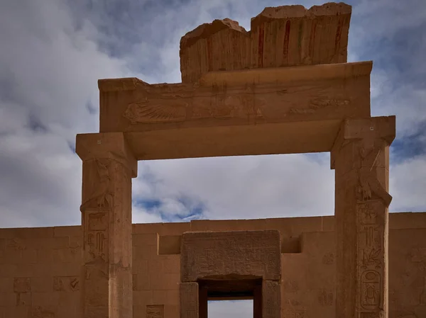 ハトシェプストの霊廟ルクソールエジプト Thutmose Iiの冠名で再刻された列 — ストック写真