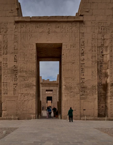 エジプト ルクソールのメディネ ハブにあるラムセス3世の霊廟最初のパイロンと予測を示す — ストック写真