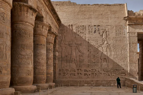 エジプトのルクソールにあるメディネ ハブにあるラムセス3世の霊廟で 最初の中庭の列が表示されます — ストック写真