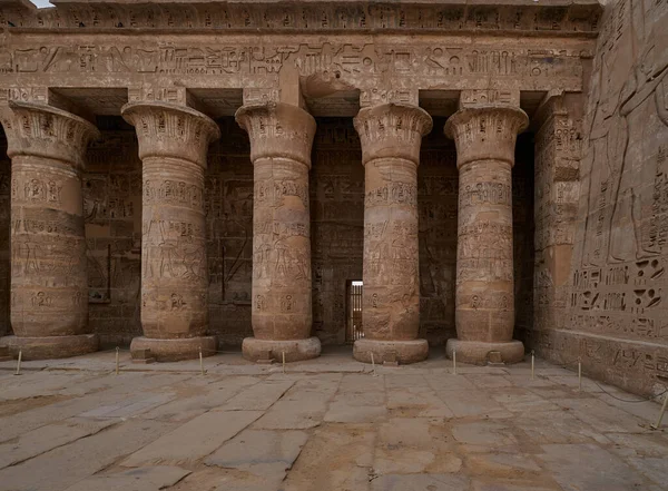 エジプトのルクソールにあるメディネ ハブにあるラムセス3世の霊廟で 最初の中庭の列が表示されます — ストック写真