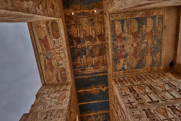 エジプトのルクソールにあるメディネ ハブにあるラムセス3世の霊廟では 保存された色の天井装飾が施されています — ストック写真