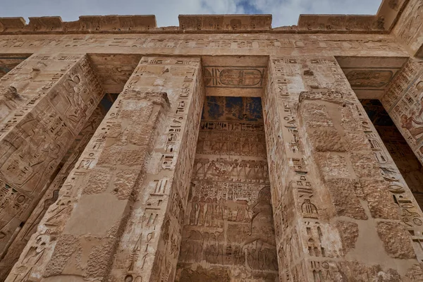 エジプト ルクソールのメディネ ハブにあるラムセス3世の霊廟列の詳細を表示 — ストック写真