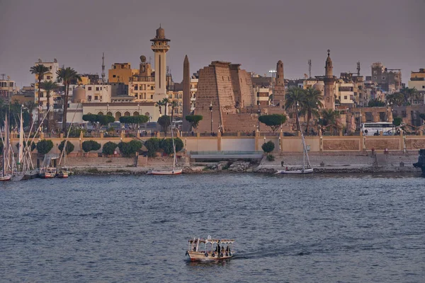 Luxor Mısır Batı Yakasından Çekilen Gün Batımı Feluccas Yolcu Gemileri — Stok fotoğraf