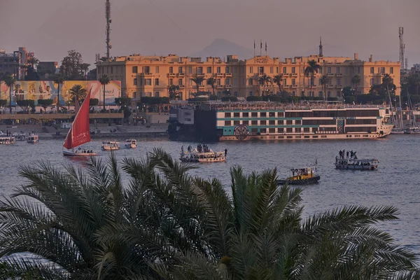 埃及卢克索市的日落从西岸拍下 东岸有游轮 Feluccas酒店和冬宫酒店 展示尼罗河 — 图库照片