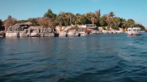 Нил Реки Асуане Египет Послеобеденный Снимок Показывающий Feluccas Лодки Реке — стоковое видео