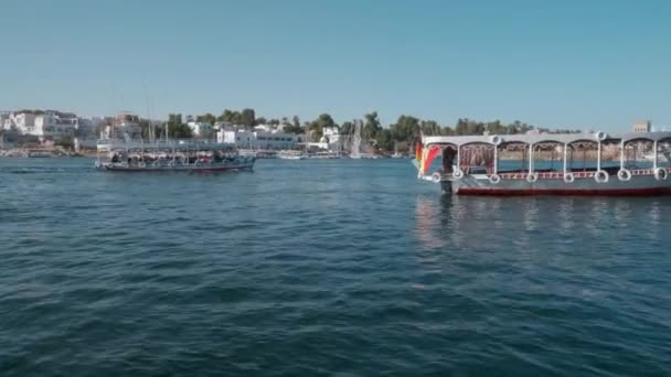 Река Нил Асуане Египет Послеобеденный Снимок Показывающий Feluccas Лодки Реке — стоковое видео