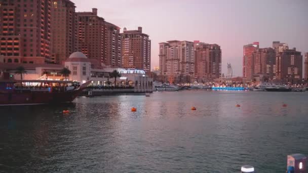Porto Arabia Marina Perla Doha Catar Toma Sol Mostrando Lujosos — Vídeo de stock