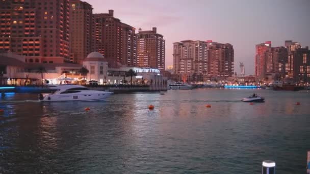 Porto Arabia Marina Pärlan Solnedgången Skott Visar Lyxiga Båtar Och — Stockvideo