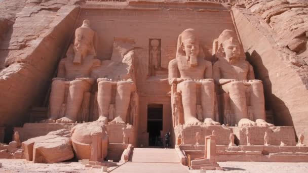 Большой Храм Рамсеса Абу Симбел Египет Четырьмя Колоссальными Метровыми Статуями — стоковое видео