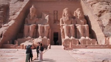 Abu Simbel Tapınakları Ebu Simbel Aswan 'da, Mısır' ın dış çekimleri Büyük Ramses Tapınağı 2 'yi ana girişte turistle birlikte gösteriyor.