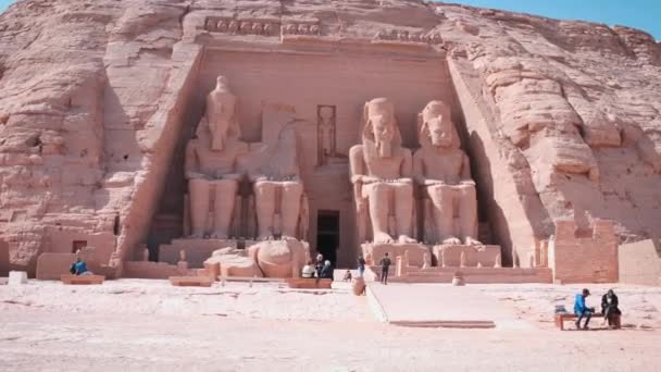 アブー シムベル寺院エジプト アブー シムベル アスワン外観の昼光撮影メインエントランスに観光客とラムセス2世の大神殿 — ストック動画