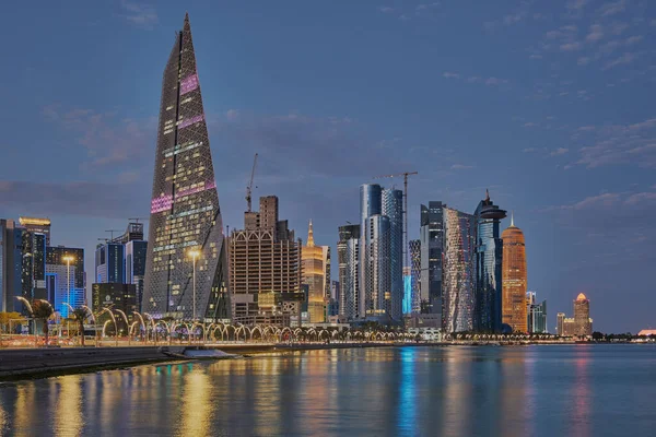 Doha Catar Skyline Desde Paseo Corniche Atardecer Mostrando Las Luces — Foto de Stock