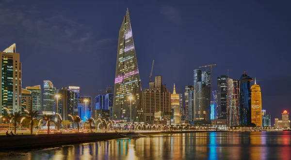 Катарський Скайлайн Вночі Показує Хмарочоси Вест Бей Відбиті Арабській Затоці — стокове фото