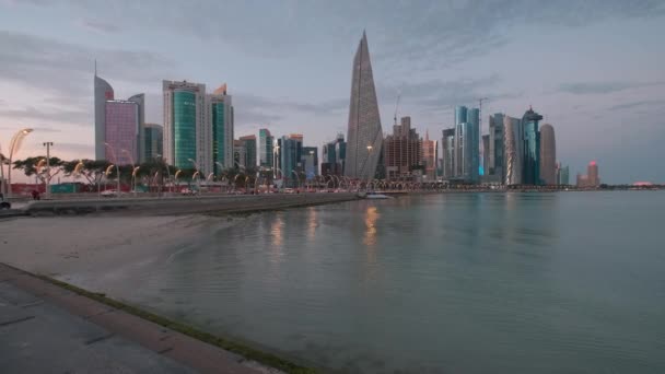 Катарский Горизонт Променада Закате Изображающий Огни Небоскребов Западного Залива Отраженные — стоковое видео