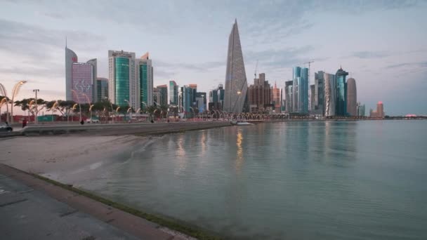 Doha Qatar Skyline Von Der Corniche Promenade Bei Sonnenuntergang Mit — Stockvideo