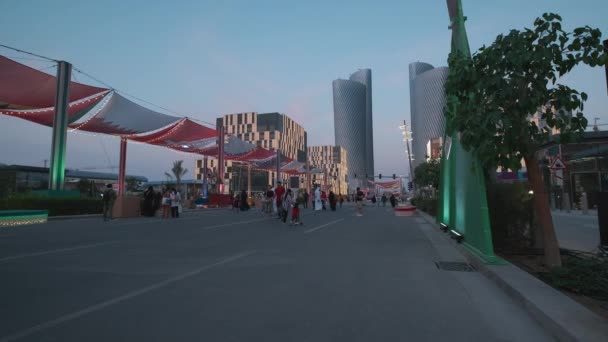 卡塔尔卢萨尔市卢萨尔市的卢萨尔街在2022年世界杯期间的镜头中放大 卡塔尔的国旗 当地居民和游客正在步行 — 图库视频影像