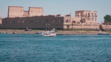 Aswan Barajı 'nın rezervuarında, Aswan Barajı' nın aşağısında ve Mısır Gölü Nasır Gölü 'nde bulunan bir ada merkezli tapınak kompleksi. Dış gün ışığı 