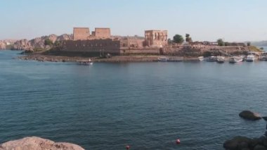 Aswan Barajı 'nın rezervuarında, Aswan Barajı' nın aşağısında ve Mısır Gölü Nasır Gölü 'nde bulunan bir ada merkezli tapınak kompleksi. Dış gün ışığı 