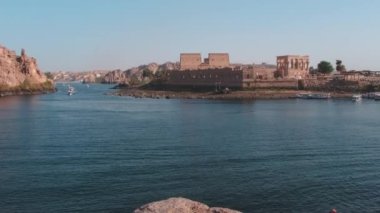 Aswan Barajı 'nın rezervuarında, Aswan Barajı' nın aşağısında ve Mısır Gölü Nasır Gölü 'nde bulunan bir ada merkezli tapınak kompleksi. Dış gün ışığı 