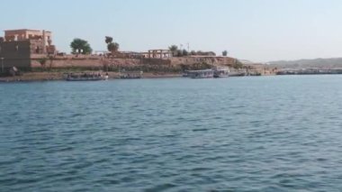 Aswan Barajı 'nın rezervuarında, Aswan Barajı' nın aşağısında ve Mısır Gölü Nasır Gölü 'nde bulunan bir ada merkezli tapınak kompleksi. Dış gün ışığı 