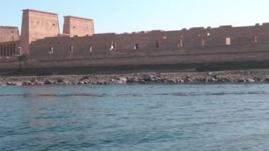 Aswan Barajı 'nın rezervuarında, Aswan Barajı' nın aşağısında ve Mısır Gölü Nasır Gölü 'nde bulunan bir ada merkezli tapınak kompleksi. Dış gün ışığı 