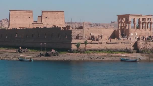 エジプトのアスワンダムとナセル湖の下流 アスワン低ダムの貯水池にある島に拠点を置く寺院複合体であるフィレ寺院複合体 外日光撮影 — ストック動画