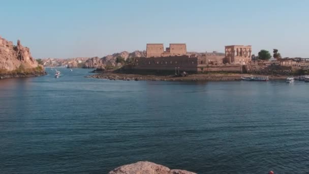 エジプトのアスワンダムとナセル湖の下流 アスワン低ダムの貯水池にある島に拠点を置く寺院複合体であるフィレ寺院複合体 外日光撮影 — ストック動画