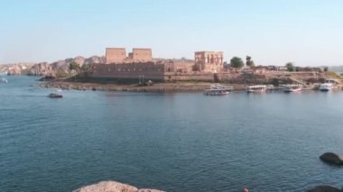 Aswan Barajı 'nın rezervuarında, Aswan Barajı' nın aşağısında ve Mısır Gölü Nasır Gölü 'nde bulunan bir ada merkezli tapınak kompleksi. Dış gün ışığı 