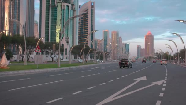 Doha Corniche Sheraton Park Bei Sonnenuntergang Mit Wolkenkratzern Und Autos — Stockvideo
