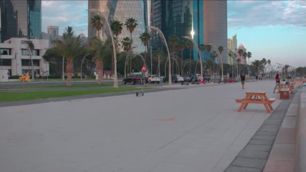 Doha Corniche Sheraton Park Bei Sonnenuntergang Mit Wolkenkratzern Und Autos — Stockvideo
