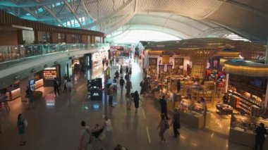 Bali uluslararası havalimanı Bali Ngurah Rai Uluslararası Havalimanı veya Denpasar Havalimanı olarak da bilinir. İç çekimler Duty ücretsiz dükkanları gezginlerin yürüdüğünü gösteriyor