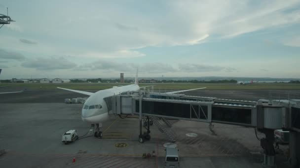 バリ島ヌグラライ国際空港またはデンパサール空港とも呼ばれます 飛行機で滑走路を示す昼光撮影 — ストック動画