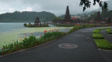 Pura Ulun Danu Beratan (Pura Ulun Danu Bratan veya Pura Bratan), Bali 'de Bratan Gölü kıyısındaki büyük bir Hindu Şayit tapınağıdır.. 