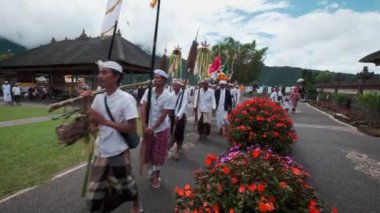 Yerel Bali halkı, Bali 'de büyük bir Hindu Şayivi tapınağı olan Pura Ulun Danu Beratan' da (Pura Ulun Danu Bratan veya Pura Bratan) namaz kılıyor. 