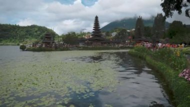  Pura Ulun Danu Beratan (Pura Ulun Danu Bratan veya Pura Bratan), Bali 'de Bratan Gölü kıyısındaki büyük bir Hindu Şayit tapınağıdır.. 