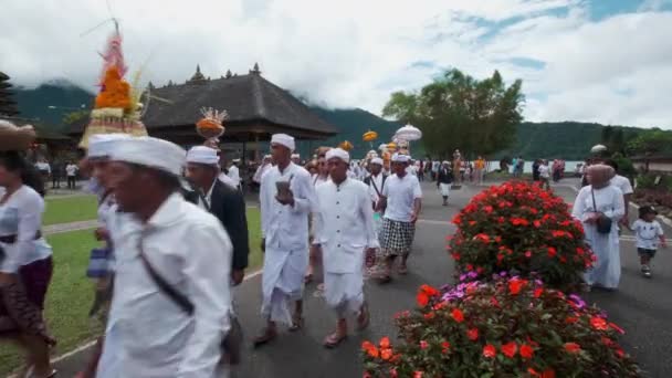 사람들은 근처의 산지에 발리의 발리의 힌두교 Pura Ulun Danu Bratan — 비디오