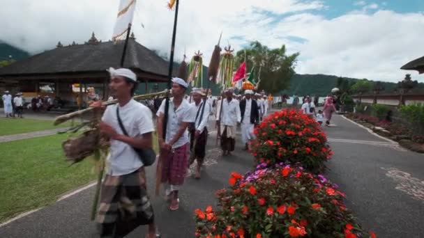 Místní Balijští Lidé Vykonávající Své Modlitby Pura Ulun Danu Beratan — Stock video