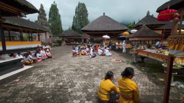 Balinesi Locali Recitano Loro Preghiere Pura Ulun Danu Beratan Pura — Video Stock