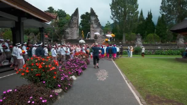Místní Balijci Přednášejí Své Modlitby Pura Ulun Danu Beratan Pura — Stock video