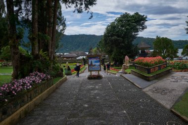 Pura Ulun Danu Beratan (Pura Ulun Danu Bratan veya Pura Bratan), Bali 'nin Bratan Gölü kıyısındaki büyük bir Hindu Şayit tapınağıdır.