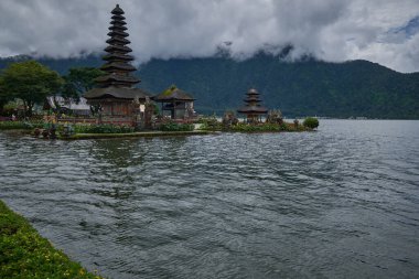 Ulun Danu Beratan (Pura Ulun Danu Bratan veya Pura Bratan), Bedugul yakınlarında Bratan Gölü kıyısında, Bali 'de büyük bir Hindu Şayit tapınağıdır.. 