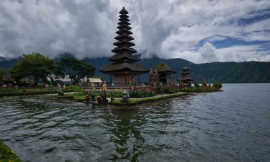 Pura Ulun Danu Beratan (Pura Ulun Danu Bratan veya Pura Bratan), Bali 'nin Bratan Gölü kıyısındaki büyük bir Hindu Şayit tapınağıdır.
