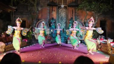 Legong, Bali dansı. Karmaşık parmak hareketleri, karmaşık ayak hareketleri, anlamlı jestler ve yüz ifadeleriyle karakterize edilmiş zarif bir dans biçimidir. Ubud Sarayı, Bali, Endonezya