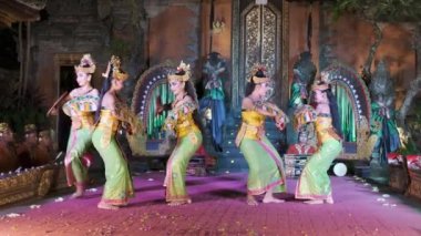 Legong, Bali dansı. Karmaşık parmak hareketleri, karmaşık ayak hareketleri, anlamlı jestler ve yüz ifadeleriyle karakterize edilmiş zarif bir dans biçimidir. Ubud Sarayı, Bali, Endonezya