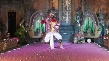 Legong, Bali dansı. Karmaşık parmak hareketleri, karmaşık ayak hareketleri, anlamlı jestler ve yüz ifadeleriyle karakterize edilmiş zarif bir dans biçimidir. Ubud Sarayı, Bali, Endonezya