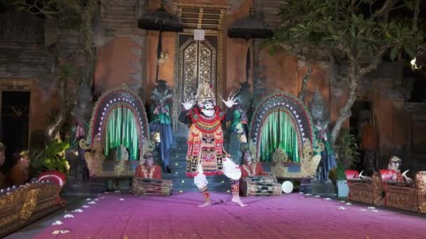 バリ舞踊 複雑な指の動き 複雑なフットワーク 表情豊かなジェスチャーや表情が特徴の洗練されたダンスフォームです インドネシアのバリ島ウブド宮殿 — ストック動画