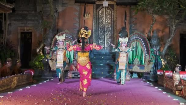 巴厘舞 它是一种优美的舞蹈形式 其特点是手指动作复杂 步法复杂 手势和面部表情富有表现力 Ubud Palace Bali Indonesia — 图库视频影像