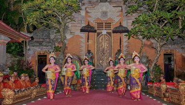 Legong, Bali dansı. Karmaşık parmak hareketleri, karmaşık ayak hareketleri, anlamlı jestler ve yüz ifadeleriyle karakterize edilmiş zarif bir dans biçimidir. Ubud Sarayı, Bali, Endonezya