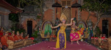 Legong, Bali dansı. Karmaşık parmak hareketleri, karmaşık ayak hareketleri, anlamlı jestler ve yüz ifadeleriyle karakterize edilmiş zarif bir dans biçimidir. Ubud Sarayı, Bali, Endonezya