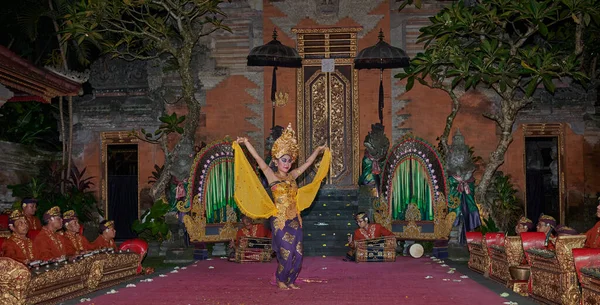 Legong, Bali dansı. Karmaşık parmak hareketleri, karmaşık ayak hareketleri, anlamlı jestler ve yüz ifadeleriyle karakterize edilmiş zarif bir dans biçimidir. Ubud Sarayı, Bali, Endonezya